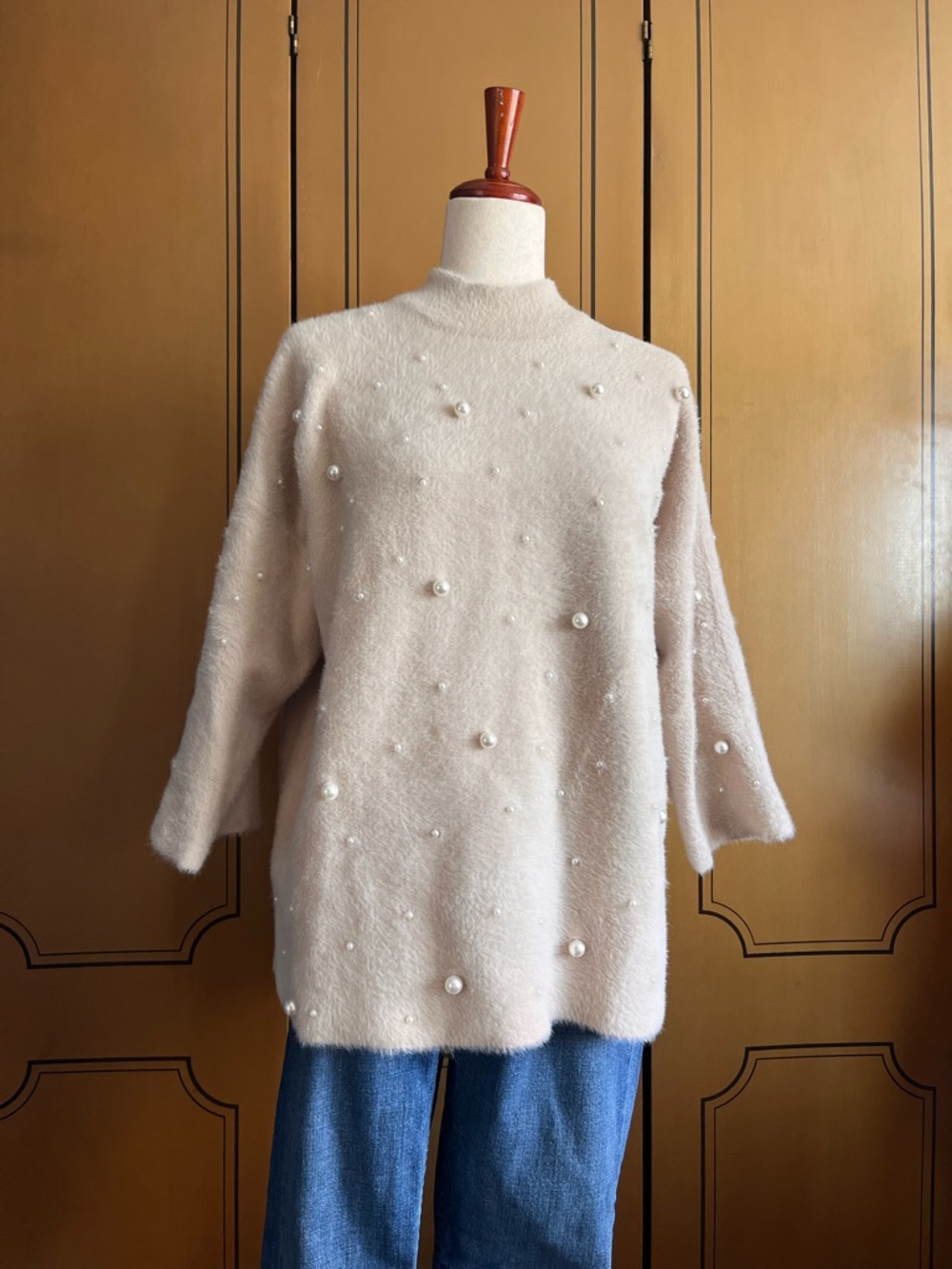 Plush sweater in ivory with pearls